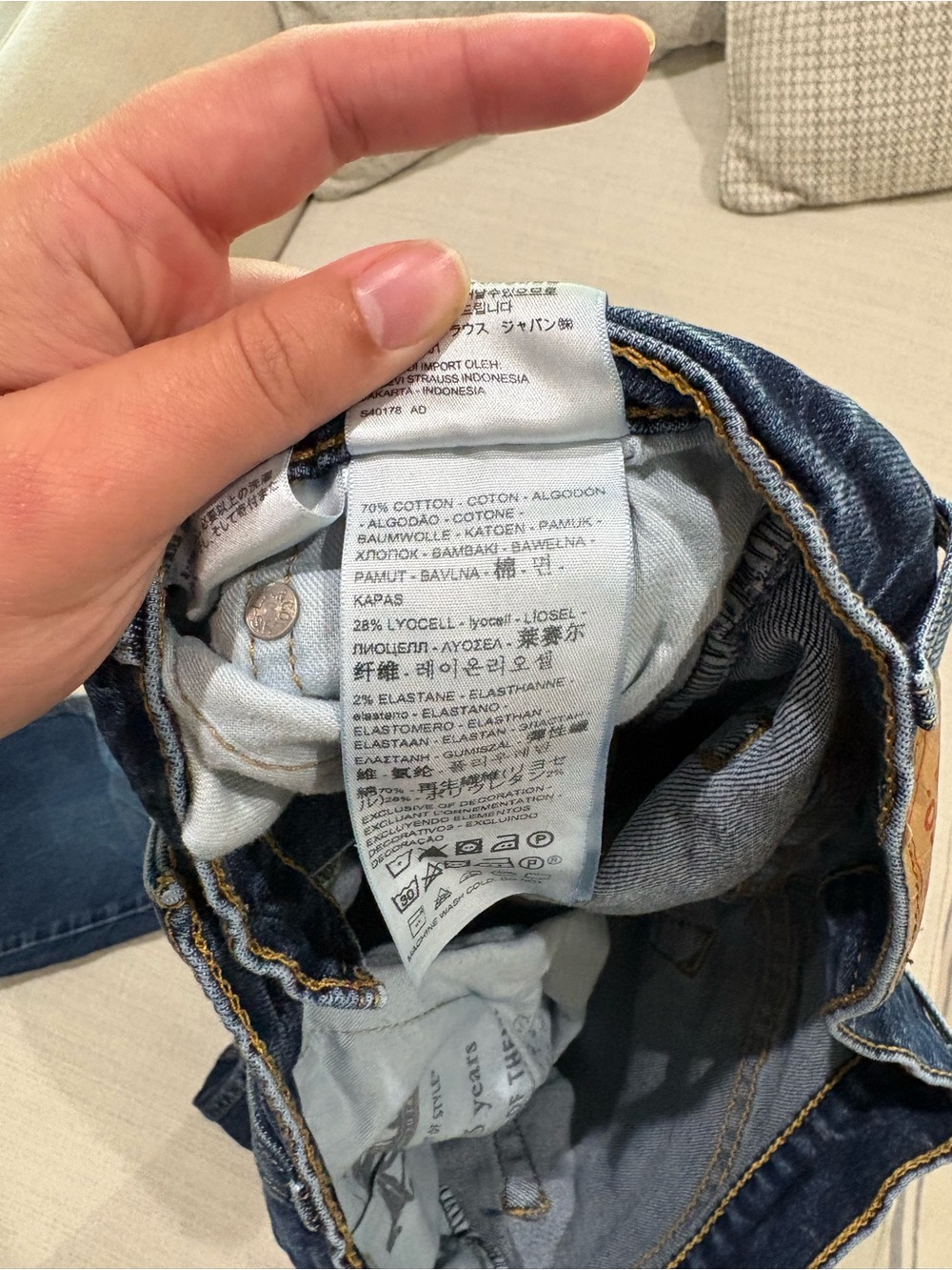 Levi's Medium Blue Denim Jeans with Gold Stitching - Picture 7 of 9